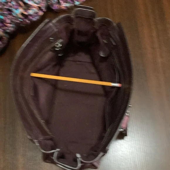 Coach Swagger without crossbody strap and a slight lean - Picture 10 of 14